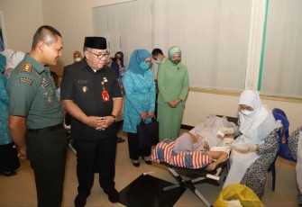 Dandim 1001/HSU-BLG bersama Plt Bupati HSU saat meninjau bakti kesehatan TNI