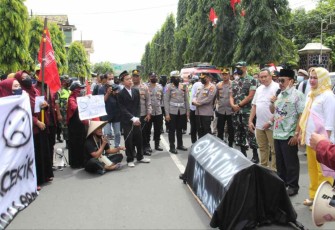 Aksi unras penolakan kenaikan BBM di Trenggalek 