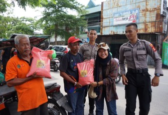 Bantuan sembako masyarakat terdampak kenaikan BBM