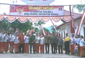 Foto bersama kampung Pancasila Desa Osango