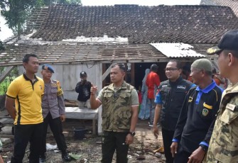 Danrem 081/DSJ Kolonel Inf Deni Rejeki saat tinjau terdampak bencana angin puting beliung di Madiun