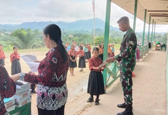 Berikan buku dan alat tulis siswa di perbatasan 