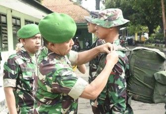 Penyematan tanda tradisi anggota baru Rindam Jaya