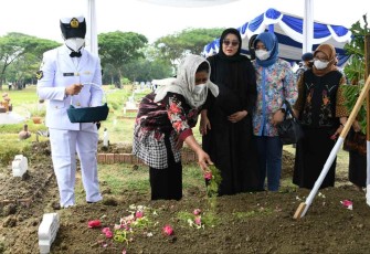 Istri almarhum pilot Bonanza TNI AL
