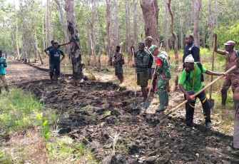 Babinsa bersama masyarakat Yawimu kerja bakti bersama