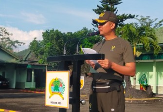 Dandim 0801/Pacitan saat membacakan amanat Menpora 