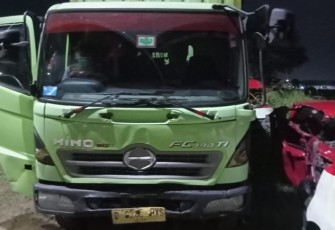 Truck Hino box ditabrak motor