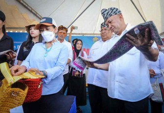 Menteri Teten saat memeriksa produk pelaku UMKM lokal di Buton Tengah Sulawesi Tenggara 