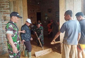 Bersihkan material longsor di rumah warga binaan