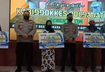 Kabid Dokkes Polda Jatim saat memberikan baksos kemanusiaan 