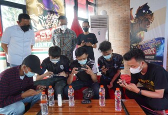 Danrem 071/Wijayakusuma saat mengikuti kegiatan E-Sport Championship 