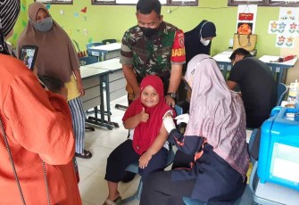 Serda Herry saat mendampingi kegiatan imunisasi anak