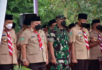 Aster Kasdam VI/Mlw saat upacara peringatan Hari Pramuka Ke-61