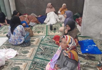 Kondisi pengungsian warga dari peristiwa tanah longsor yang terjadi di Desa Sukamaju, Kecamatan Cihaurbeuti, Kabupaten Ciamis, Jawa Barat, Minggu (11/9). BPBD Kabupaten Ciamis