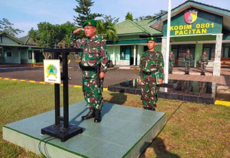 Kasdim 0801/Pacitan saat pimpin upacara bendera 
