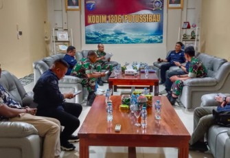 Dandim 1206/PSB Letkol Inf Sri Widodo saat menerima kunjungan pengurus IMI Kan Kapuas Hulu