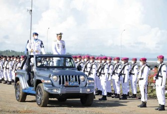 Kepala Staf Koarmada III Laksamana Pertama TNI Yeheskiel Katiandagho saat inspeksi pasukan