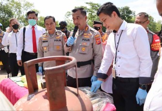 Kapolresta Cirebon saat konferensi pers di TKP