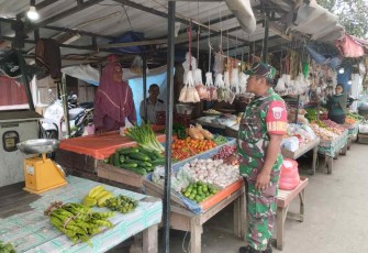 Sertu Bijarsyah saat pantau harga sembako di pasar tradisional 