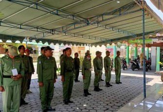 Serda Suyadi melatih linmas di desa binaannya