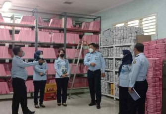 Tim Pengawas Kumham saat sidak pengarsipan di Kanim Tangerang 