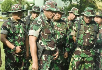 Danrindam Jaya Kolonel Inf Ayub Akbar saat inspeksi latihan berganda siswa santri dan lintas agama