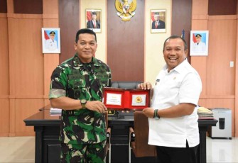 Danrem 023/KS Kol Inf Dodi Triwinarto saat menerima cenderamata Walikota Sibolga 