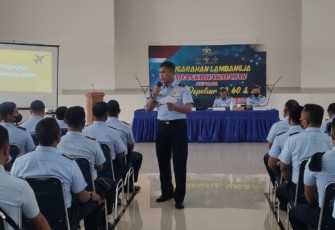 Wadan Koharmatau saat ceramah keselamatan terbang dan kerja di Bandung