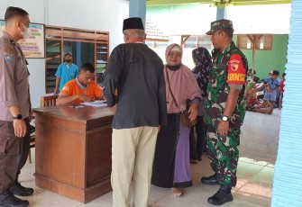 Serma Dony saat mengamankan penyaluran BLT BBM 