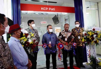 Pj Bupati Pati ketika meresmikan Bank INA KCP Pati 