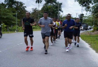 Pangdam Hasanuddin Mayjen TNI Dr. Totok Imam Santoso saat berlari bersama prajuritnya Yonif 725/Waroagi Kendari