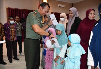 Pangdam XIV/Hsn Mayjen TNI Totok Imam Santoso saat memberikan santunan anak yatim