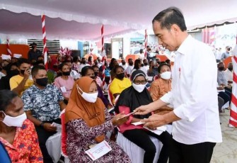 Presiden Joko Widodo saat memberikan bansos warga di kantor pos kepulauan Aru 