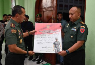 Pangdam Hasanuddin Mayjen TNI Dr. Totok Imam Santoso saat memberikan piagam