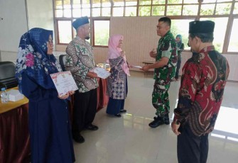 Penyerahan piagam penghargaan 