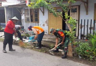 Gotong royong bersihkan lingkungan 