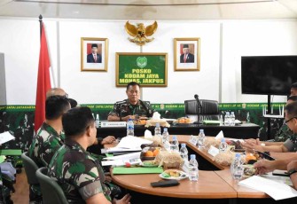 Pangdam Jaya Mayjen TNI Untung Budiharto saat menerima paparan kesiapan Latma Safkar Indopura di Makodam