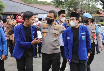 Kapolda Jateng Irjen Pol Ahmad Luthfi bersama mahasiswa 