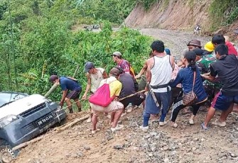 Evakuasi mobil masuk jurang di perbatasan 