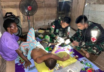 Satgas perbatasan obati warga terserang penyakit malaria.
