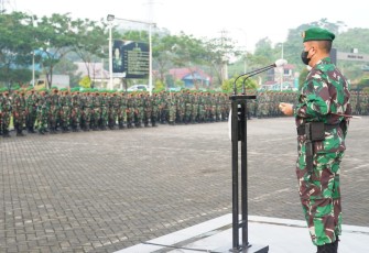 Danrem 091/ASN Brigjen TNI Dendi Suryadi saat pimpin upacara bendera 
