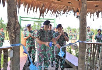 Kepala Staf Koarmada III Laksamana Pertama TNI Yeheskiel Katiandagho saat menggunting pita tempat rekreasi prajurit Koarmada III. Senin (19/9)