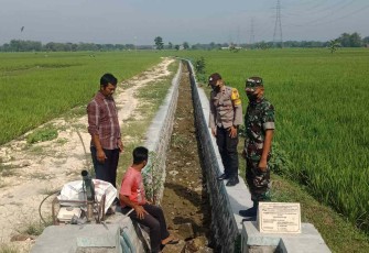 Pendampingan pembuatan saluran irigasi 