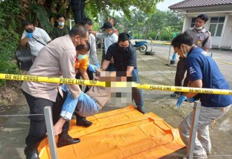 Korban saat dievakuasi aparat kepolisian Polsek Cikupa 