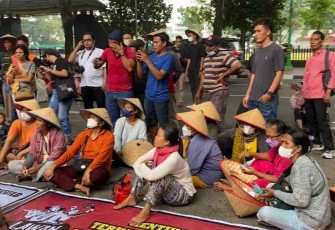 Unjuk rasa di gedung DPRD Sumut, Selasa (20/9)