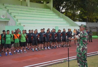 Kasipers Korem 073/Mkt mengambil apel sebelum pelaksanaan Garjas