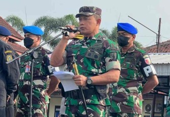 Danrem 081/DSJ Kolonel Inf Deni Rejeki saat memberikan arahan apel sinergitas TNI-POLRI, Rabu (21/9)