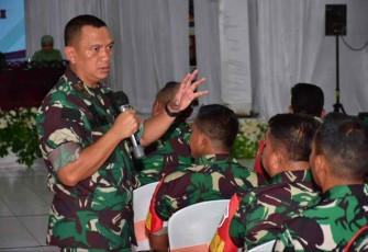 Danrem 091/ASN Brigjen TNI Dendi Suryadi memberikan penguatan prajuritnya di Kodim 0904/Paser, Selasa (20/9)