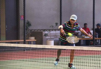 Wamenkumham Edward Omar Sharif Hiariej unjuk kebolehan olahraga tenis lapangan, Rabu (21/9)