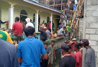 Satgas Yonarmed 1 bersama masyarakat kerja bhakti bersama pembanguna masjid